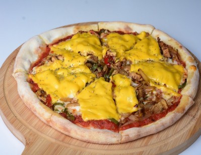 Pizza stuffed with chicken and vegetables